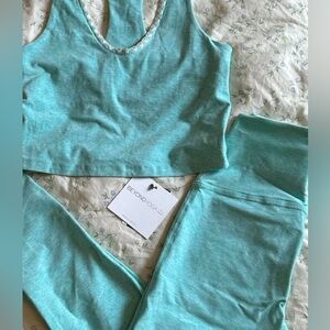 NWT xs BEYOND YOGA set originally 182$ selling for 120$, so cute, stitching